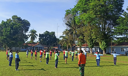 Pangkalan TNI AU (Lanud) “Tentara Langit” Sam Ratulangi melaksanakan kegiatan Tes Kesegaran Jasmani yang diikuti oleh seluruh personil, yang digelar di Lapangan Dirgantara Lanud Sam Ratulangi Manado, Mapanget, Sulawesi Utara, Senin (10/11/2020).