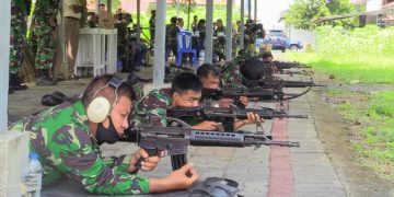 Untuk meningkatkan kemampuan, Pangkalan TNI AU “Tentara Langit” Sam Ratulangi, Manado mengadakan kegiatan latihan menembak yang digelar di Lapangan Tembak Lanudal, Mapanget, Kamis (5/11/2020).