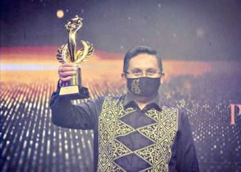 Pada malam penganugerahan People Off The Year, Rabu (18/11/2020), Kota Gorontalo menjadi salah satu daerah penerima penghargaan tersebut dengan kategori Best Government Officer For Preventing Corruption & Promoting Public Ethics. Penghargaan itu diterima langsung Walikota Gorontalo Marten Taha.