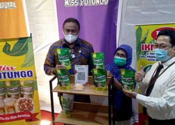 Wakil Ketua DPR RI, Rachmat Gobel bersama Kepala Perwakilan Bank Indonesia Provinsi Gorontalo, Budi Widihartanto saat berkunjung di salah satu pameran Karya Kreatif Indonesia yang digelar di Aula Kantor Perwakilan Bank Indonesia Provinsi Gorontalo, Senin (23/11/2020) Foto: LLukman Polimengo.