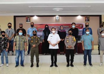 Dalam rangka penegakan kepatuhan Protokol kesehatan Covid-19, jajaran TNI –Polri serta Pemerintah Kota Gorontalo mengadakan tatap muka dengan pemilik café, resto dan tempat hiburan, yang digelar di Aula Wira Pratama, Polres Gorontalo Kota, Rabu (18/11/2020).