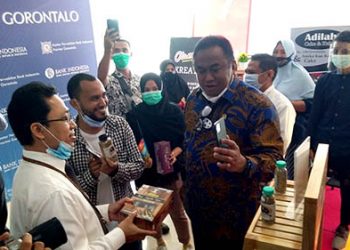 Wakil Ketua DPR RI, Rachmat Gobel, bersama Kepala Perwakilan Bank Indonesia Provinsi Gorontalo, Budi Widihartanto dan pelaku UMKM, saat berbincang dengan Dubes Indonesia Untuk Selandia Baru, Tantowi Yahya. Foto: Lukman Polimengo.