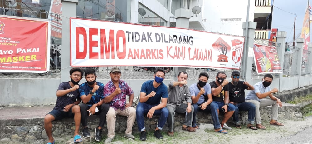 Kelompok Masyarakat Bara JP bersama  LSM Bongkar menggelar kegiatan pemasangan spanduk yang bertuliskan penolakan terhadap aksi unjuk rasa anarkis, yang digelar di Bundaran Saronde Kota Gorontalo, Rabu (21/10/2020) lbulan alu.