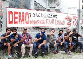 Kelompok Masyarakat Bara JP bersama  LSM Bongkar menggelar kegiatan pemasangan spanduk yang bertuliskan penolakan terhadap aksi unjuk rasa anarkis, yang digelar di Bundaran Saronde Kota Gorontalo, Rabu (21/10/2020) lbulan alu.