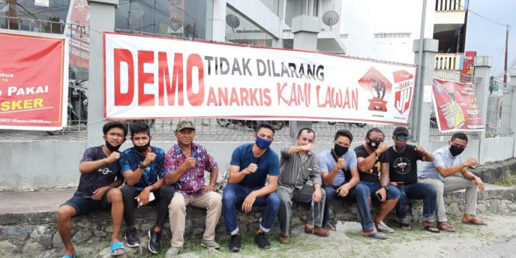 Kelompok Masyarakat Bara JP bersama  LSM Bongkar menggelar kegiatan pemasangan spanduk yang bertuliskan penolakan terhadap aksi unjuk rasa anarkis, yang digelar di Bundaran Saronde Kota Gorontalo, Rabu (21/10/2020) lbulan alu.