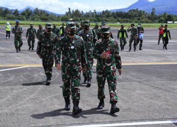 Wakil Kepala Staf Angkatan Udara (Wakasau) Marsdya TNI Fahru Zaini Isnanto, S.H., M.D.S., melakukan kunjungan kerja di Lanud Sam Ratulangi Manado, Kamis (26/11/2020)
Kedatangan orang nomor dua di TNI AU tersebut disambut oleh Komandan Pangkalan TNI AU Sam Ratulangi Kolonel Pnb Abram Tumanduk bersama Forkopimda Sulut di ruang VIP Bandara Internasional Sam Ratulangi Manado.