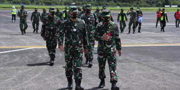 Wakil Kepala Staf Angkatan Udara (Wakasau) Marsdya TNI Fahru Zaini Isnanto, S.H., M.D.S., melakukan kunjungan kerja di Lanud Sam Ratulangi Manado, Kamis (26/11/2020)
Kedatangan orang nomor dua di TNI AU tersebut disambut oleh Komandan Pangkalan TNI AU Sam Ratulangi Kolonel Pnb Abram Tumanduk bersama Forkopimda Sulut di ruang VIP Bandara Internasional Sam Ratulangi Manado.