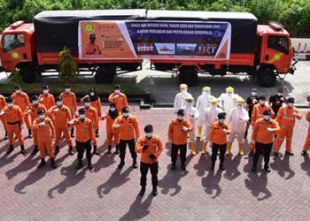 Dalam rangka mengamankan serta memberi rasa nyaman kepada masyarakat, terutama yang merayakan Natal 2020 dan Tahun Baru 2021, Badan Nasional Pencarian dan Pertolongan (Basarnas) Gorontalo menggelar Apel Gelar Pasukan di halaman Kantor Pencarian dan Pertolongan Gorontalo, Jum'at, (18/12/2020).