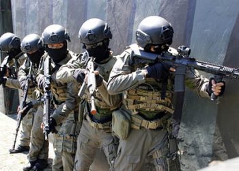 Regu Pandu Tempur Batalyon Infanteri 3 Marinir menggelar latihan mountaineering dan Close Quarter Battle (CQB) di Kesatrian Marinir R. Suhadi Gedangan, Sidoarjo, Jawa Timur. Jumat (4/12/2020).