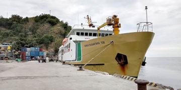 KM Sabuk Nusantara 102. Foto: Lukman Polimengo.