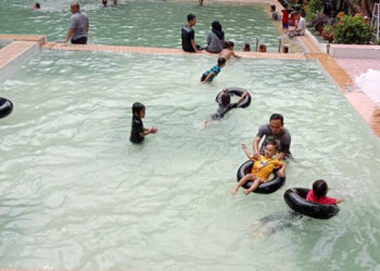 Setelah sekitar tigat bulan lamanya sepi lantaran pandemi corona, kini destinasi wisata Puncak Meranti yang berada di Kabupaten Bone Bolango, Provinsi Gorontalo, mulai ramai oleh pengunjung. Hal ini dikarenakan adanya kebijakan new normal, dimana masyarakat tetap dianjurkan untuk menerapkan protokol kesehatan.