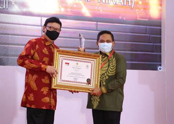 Menteri Pendayagunaan Aparatur Negara dan Reformasi Birokrasi (PANRB) Tjahjo Kumolo saat memberikan penghargaan   kepada Wali Kota Gorontalo, Marten Taha di Jakarta, Rabu (25/11/2020).