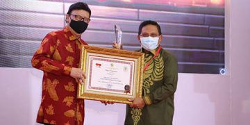 Menteri Pendayagunaan Aparatur Negara dan Reformasi Birokrasi (PANRB) Tjahjo Kumolo saat memberikan penghargaan   kepada Wali Kota Gorontalo, Marten Taha di Jakarta, Rabu (25/11/2020).