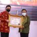 Menteri Pendayagunaan Aparatur Negara dan Reformasi Birokrasi (PANRB) Tjahjo Kumolo saat memberikan penghargaan   kepada Wali Kota Gorontalo, Marten Taha di Jakarta, Rabu (25/11/2020).