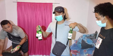 Upaya kepolisian dalam memberantas peredaran minuman keras di Gorontalo terus digencarkan. Hal itu dibuktikan dengan diamankannnya sekitar 261 botol minuman keras berbagai merek, dari tangan Jefri Suaib pada Senin (28/12/2020).