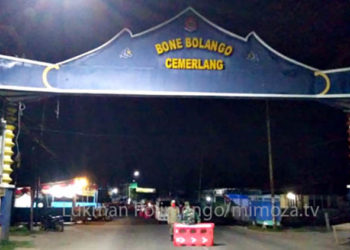 Mengantisipasi penyebaran virus Covid-19 pada malam tahun baru  2021, Pemerintah Kota Gorontalo mengeluarkan Surat Edaran tentang pelaksanaan perayaan Natal tahun baru 2020 dan Tahun Baru 2021.
Dalam Surat Edaran Nomor 200/kesbangpol/XII/1487/2020 tersebut tercantum soal adanya pembatasan sementara akses jalan menuju wilayah Kota Gorontalo, pada tanggal 31 Desember 2020, dimulai pukul 18.00 WITA sampai dengan tanggal 1 Januari 2021 pukul 04.00 WITA. Foto: Lukman Polimengo.