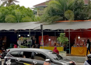 Lapak pedagan kembang api di Jalan HB Jassin, Kota Gorontalo.