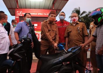 Pengisian Perdana BBM 1 Harga oleh Sales Area Manager Sulutgo bersama Muspida Provinsi Gorontalo.