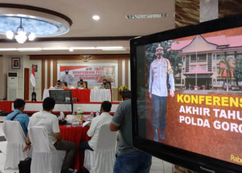 Kapolda Gorontalo, Irjen Pol. Akhmad Wiyagus, saat memberikan sambutan dalam  kegiatan konferensi pers akhir tahun. Foto: Lukman Polimengo.