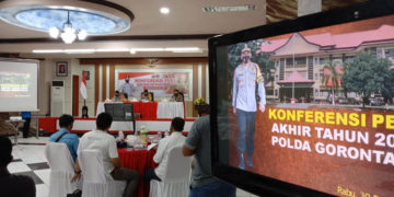 Kapolda Gorontalo, Irjen Pol. Akhmad Wiyagus, saat memberikan sambutan dalam  kegiatan konferensi pers akhir tahun. Foto: Lukman Polimengo.