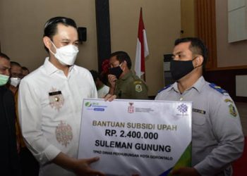 Penyerahan simbolis sebanyak 21.604 kartu peserta BPJAMSOSTEK sektor formal dan informal yang dirangkaikan dengan penyerahan bantuan subsidi upah (BSU), santunan jaminan kematian (JKM), dan sosialisasi bagi UMKM penerima bantuan usaha Kota Gorontalo tahun 2020 oleh Wakil Walikota Gorontalo, Ryan F. Kono, di Aula Rudis Walikota Gorontalo, Kamis (10/12/2020).