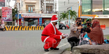 Dalam rangka Operasi Lilin Otanaha 2020, menyambut Hari Natal dan Tahun Baru 2021, jajaran Polres Gorontalo Kota mengadakan kegiatan bagi-bagi masker, dengan mengerahkan personil yang menggunakan kostum Santa Claus. Foto: Lukman Polimengo.