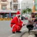 Dalam rangka Operasi Lilin Otanaha 2020, menyambut Hari Natal dan Tahun Baru 2021, jajaran Polres Gorontalo Kota mengadakan kegiatan bagi-bagi masker, dengan mengerahkan personil yang menggunakan kostum Santa Claus. Foto: Lukman Polimengo.