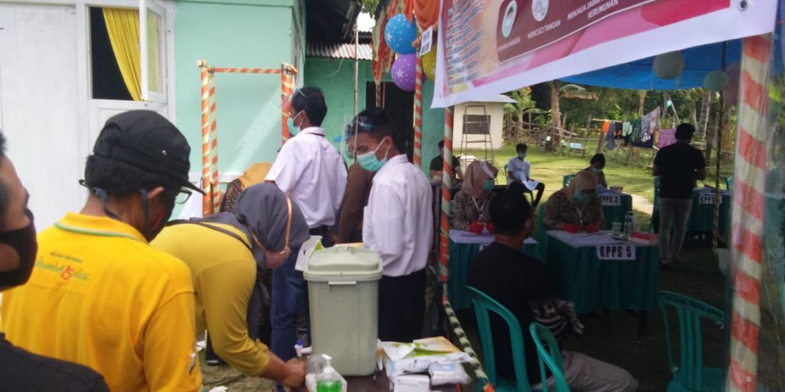 Proses pencoblosan di salah satu TPS di Desa Bongoime, Kecamatan Tilongkabila.