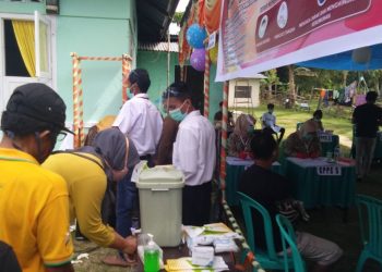 Proses pencoblosan di salah satu TPS di Desa Bongoime, Kecamatan Tilongkabila.