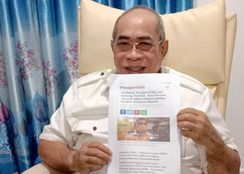 Anggota DPRD Provinsi Gorontalo, Adhan Dambea, menunjukan bukti berita pernyataan Thomas Mopili, Anggota DPRD Provinsi Gorontalo dari Fraksi Golkar, yang mengatakan dirinya menjadikan Wakil Wali Kota sebagai tumbal kasus Bansos saat dirinya menjabat sebagai Wali Kota Gorontalo periode 2008 – 2013. Foto: Lukman Polimengo.