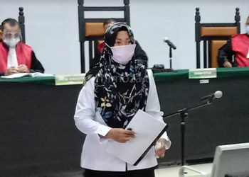 Asri Wahyuni Banteng (kemeja putih) usai menjalani Sidang lanjutan kasus dugaan korupsi pembebasan lahan Gorontalo Outer Ring Road (GORR) di Pengadiloan Tipikor Kota Gorontalo,