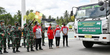 Komandan Korem 133/Nani Wartabone, Brigjen TNI Bagus Antonov Hardito, memimpin pelepasan bantuan kemanusiaan untuk korban bencana alam Sulawesi Barat yang berlangsung dilapangan Makorem 133/NW Jl. Trans Sulawesi, Pulubala-Gorontalo, Rabu (27/1/2021).