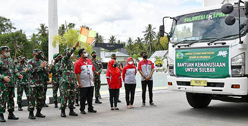 Komandan Korem 133/Nani Wartabone, Brigjen TNI Bagus Antonov Hardito, memimpin pelepasan bantuan kemanusiaan untuk korban bencana alam Sulawesi Barat yang berlangsung dilapangan Makorem 133/NW Jl. Trans Sulawesi, Pulubala-Gorontalo, Rabu (27/1/2021).