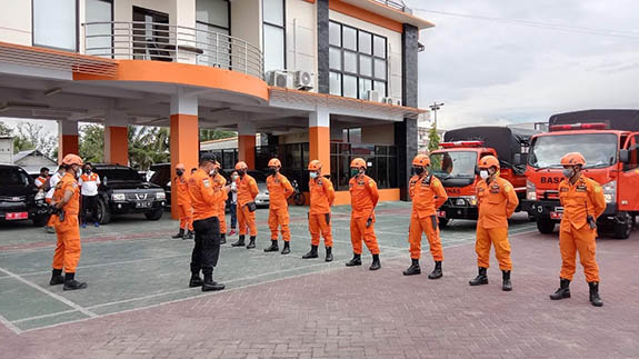 Sebanyak 10 personil dari Basarnas Gorontalo di BKO, membantu penanganan pasca gempa bumi yang mengguncang Kabupaten Majene, Provinsi Sulawesi Barat, Jumat (15/1/2020).