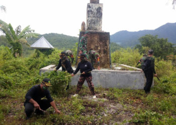 Personil Koramil 1303 06/ Suwawa bekerjasama dengan organisasi Putra Putri Purnawirawan TNI AD (Hipakad) Kabupaten Bone Bolango, menggelar bersih-bersih Monumen Pertahanan NKRI 26 Februari 1958, yang berada di Desa Molintogupo, Kecamatan Suwawa Selatan, Kabupaten Bone Bolango, Sabtu (16/1/2021).