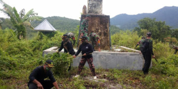 Personil Koramil 1303 06/ Suwawa bekerjasama dengan organisasi Putra Putri Purnawirawan TNI AD (Hipakad) Kabupaten Bone Bolango, menggelar bersih-bersih Monumen Pertahanan NKRI 26 Februari 1958, yang berada di Desa Molintogupo, Kecamatan Suwawa Selatan, Kabupaten Bone Bolango, Sabtu (16/1/2021).