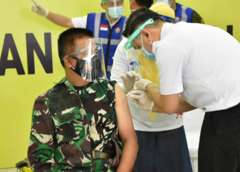 Komandan Korem (Danrem) 133/Nani Wartabone, Brigjen TNI Bagus Antonov Hardito, saat mendapatkan pelayanan vaksinasi dari tim medis. Hardito bersama unsur Forkopimda Provinsi Gorontalo, hari ini, Jumat (15/1/2021) mendapatkan vaksinasi Covid-19 perdana.