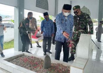 Bupati Bone Bolango, Hamim Pou saat melakukan ziarah dan tabur bunga di makam Pahlawan Nasional, Nani Wartabone, pada peringatan Hari Patriotik 23 Januari.(Foto: Istimewa)