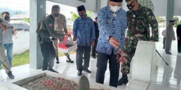 Bupati Bone Bolango, Hamim Pou saat melakukan ziarah dan tabur bunga di makam Pahlawan Nasional, Nani Wartabone, pada peringatan Hari Patriotik 23 Januari.(Foto: Istimewa)