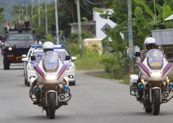 Iring-iringan patwal lengkap dengan kendaraan Barracuda milik Brimob Polda Gorontalo dikerahkan untuk mengawal kedatangan vaksin Sinovac yang tiba pada Kamis (7/11/2021). Foto: Adi Solihin.