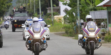 Iring-iringan patwal lengkap dengan kendaraan Barracuda milik Brimob Polda Gorontalo dikerahkan untuk mengawal kedatangan vaksin Sinovac yang tiba pada Kamis (7/11/2021). Foto: Adi Solihin.