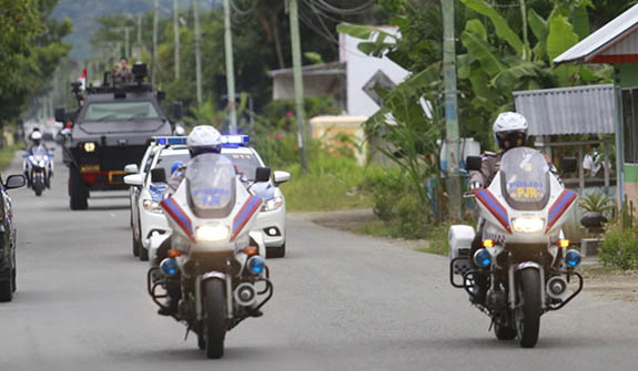 Iring-iringan patwal lengkap dengan kendaraan Barracuda milik Brimob Polda Gorontalo dikerahkan untuk mengawal kedatangan vaksin Sinovac yang tiba pada Kamis (7/11/2021). Foto: Adi Solihin.