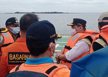 Panglima TNI Marsekal TNI Hadi Tjahjanto, Menteri Perhubungan Budi Karya Sumadi, dan Kabasarnas Marsdya Bagus Puruhito bertolak dari Posko Terpadu JICT 2 menuju lokasi dugaan kuat pesawat Sriwijaya SJ182 jatuh di antara Pulau Lancang dan Pulau Laki, kawasan Kepulauan Seribu, Minggu (10/1/2021).