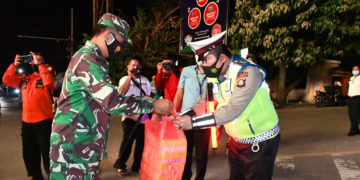 Unsur Forkopimda Gorontalo membagi-bagikan paket makanan kepada personil keamanan yang berjaga disetiap lokasi sebagai bentuk dukungan dan terima kasihnya kepada TNI, Polri dan semua pihak yang memastikan kondisi Gorontalo tetap aman dan kondusif.