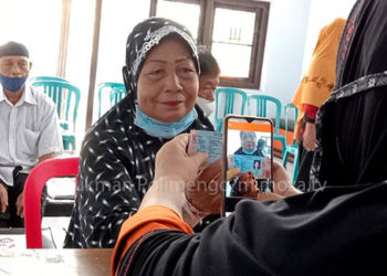 Penyaluran Bantuan Sosial Tunai di Kantor Pos Gorontalo. Foto: Lukman Polimengo.