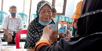 Penyaluran Bantuan Sosial Tunai di Kantor Pos Gorontalo. Foto: Lukman Polimengo.