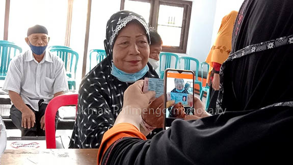 Penyaluran Bantuan Sosial Tunai di Kantor Pos Gorontalo. Foto: Lukman Polimengo.