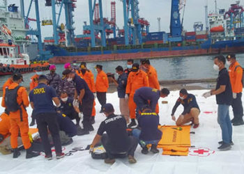 Satuan Tugas Pramuka Peduli ikut membantu  Badan Nasional Pencarian dan Pertolongan (Basarnas) mengevakuasi korban kecelakaan pesawat Sriwijaya Air yang jatuh di Kepulauan Seribu, DKI Jakarta pada Sabtu (9/1/2021) siang.