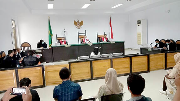 Sidang lanjutan perkara dugaan korupsi mega proyek jalan lingkar gorontalo atau GORR kembali digelar di Pengadilan Tipikor Gorontalo, dengan agenda sidang putusan sela atas eksepsi/keberatan yang diajukan penasehat hukum Asri Wahyuni Banteng (AWB), Senin (15/1/2020).