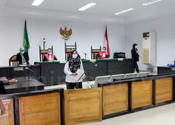 Asri Wahyuni Banteng (kemeja putih) usai menjalani Sidang lanjutan kasus dugaan korupsi pembebasan lahan Gorontalo Outer Ring Road (GORR) di Pengadiloan Tipikor Kota Gorontalo, Senin (18/1/2020).